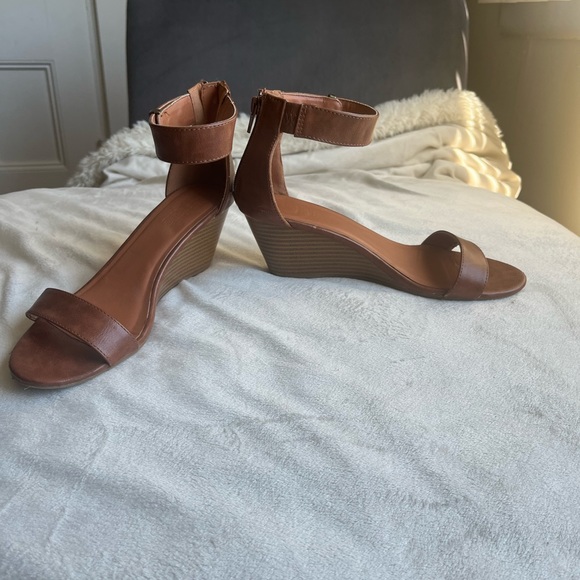 Charlotte Russe 2.5” wedged heels. EUC! Size 7 - Picture 6 of 8